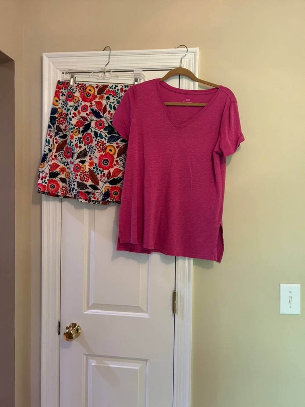 Rip Skirt Hawaii & matching J. Jill Magenta Short Sleeve V-Neck Tee